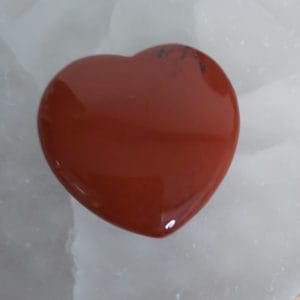 Herz aus rotem Jaspis