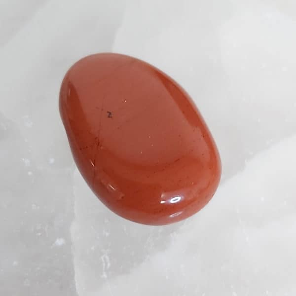Jaspis rot Trommelstein gebohrt