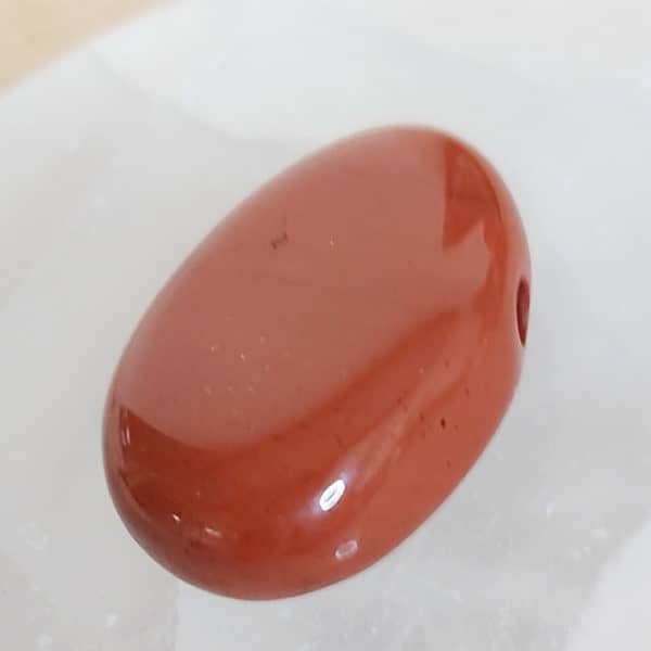 Jaspis rot Trommelstein gebohrt