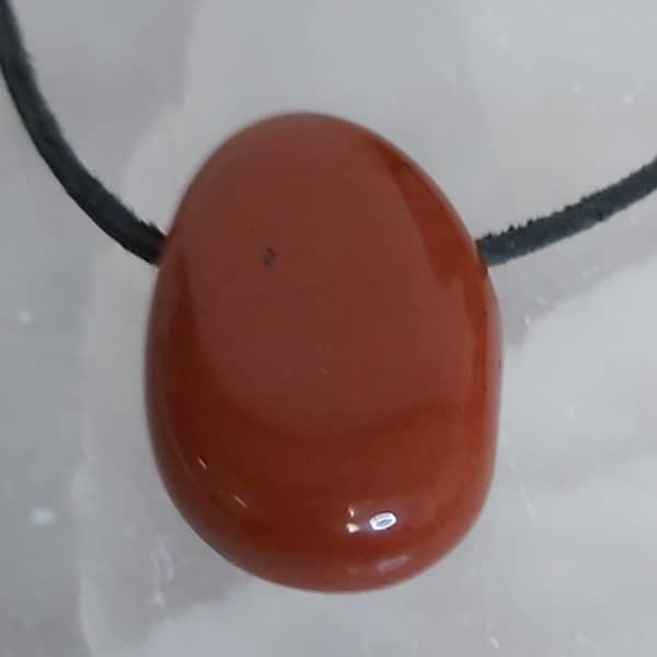 Jaspis rot Trommelstein gebohrt