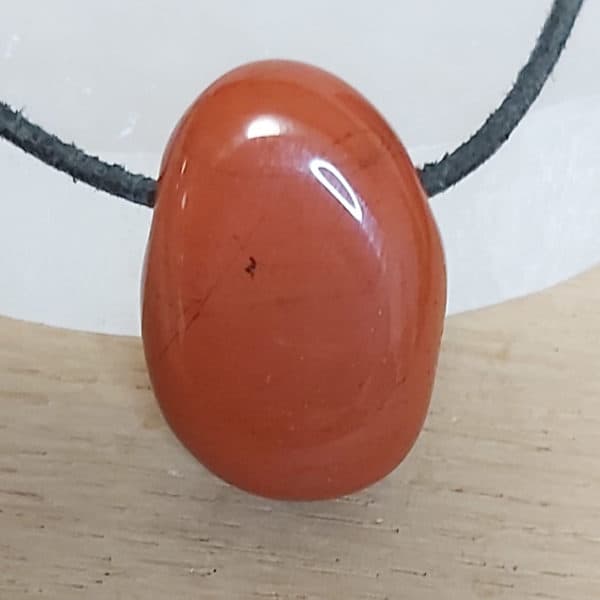 Jaspis rot Trommelstein gebohrt