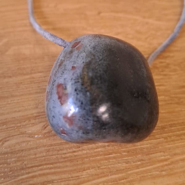 Granat in Matrix Trommelstein gebohrt Gr.XL