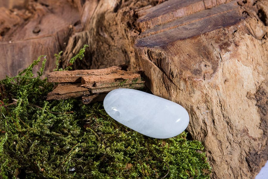 Milchquarz Trommelstein gebohrt 900px (28)-min