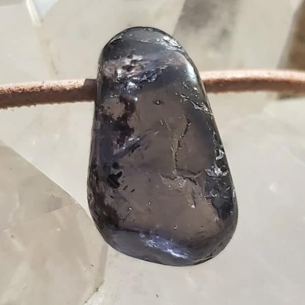 Iolith Trommelstein gebohrt Gr.L – Bild 3