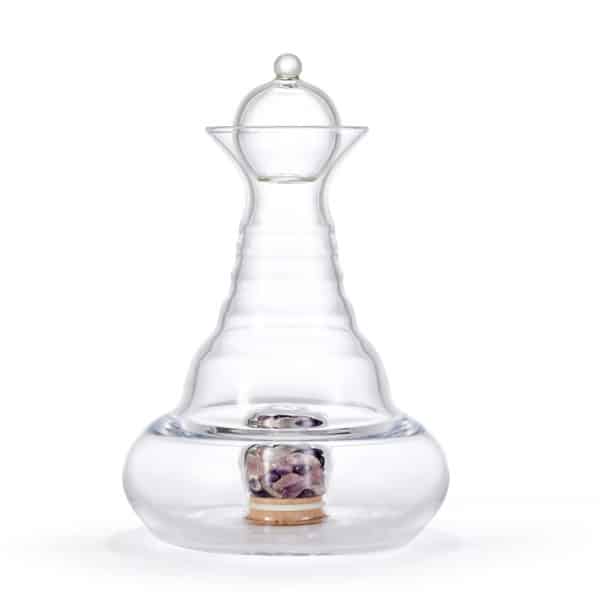 Formschöne Glaskaraffe Alladin mit Edelsteinfach und Glasdeckel