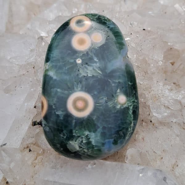 Ozeanchalcedon gebohrte Anhänger Gr.L in toller Farbe, Madagaskar – Bild 15