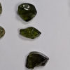 Olivin (Peridot/Chrysolith) Trommelstein – Bild 2