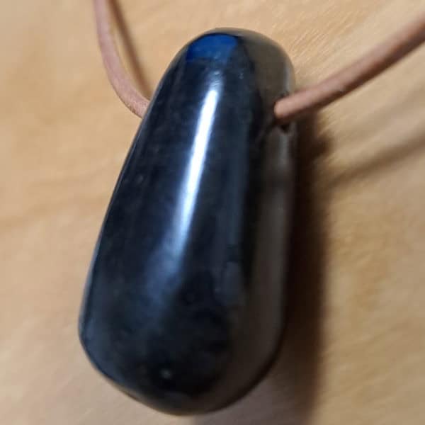 Diopsid Trommelstein Gr. M gebohrt als Anhänger