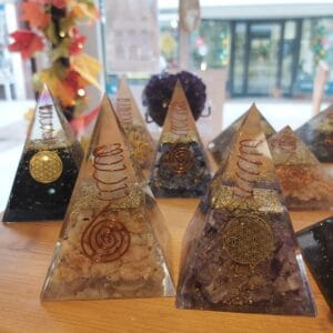 Orgonit Pyramide groß 6x6cm mit Edelsteinen hoch