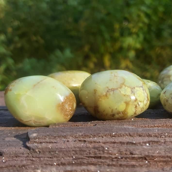 Pistazienopal Trommelsteine Opal grün bei Erschöpfung